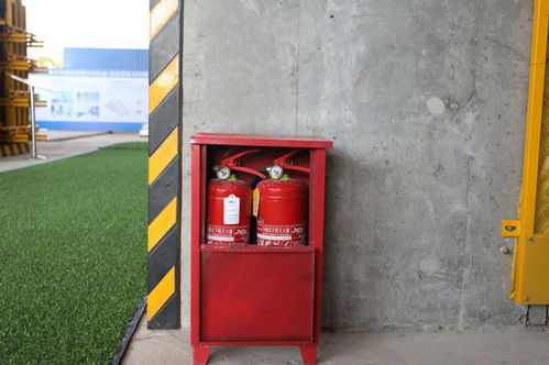 聚焦施工現(xiàn)場(chǎng)安全 消防器材柜與建筑光影的視覺(jué)檔案